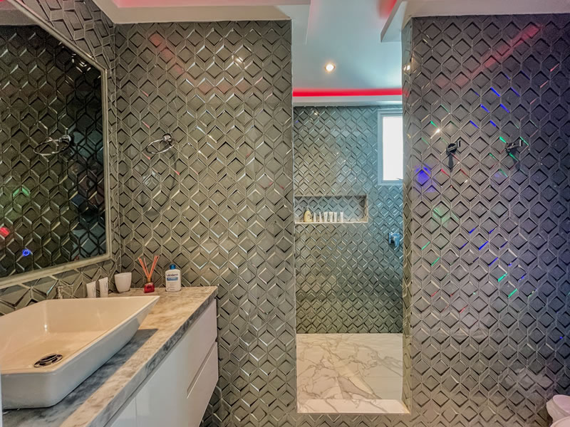 hermoso baño lujoso tecnologico en apartamentos en cartagena