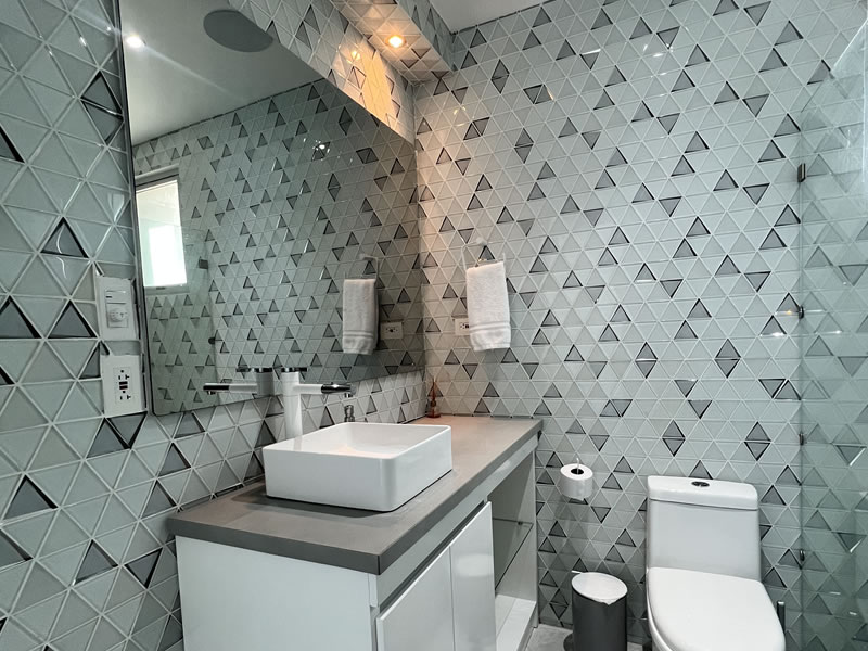 baño moderno en apartamento cartagena optimizada