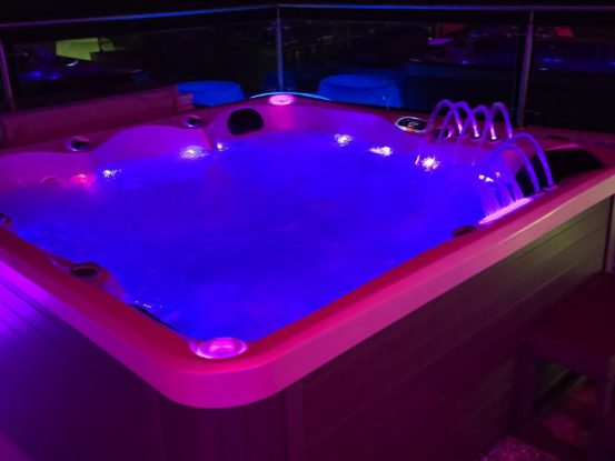 6.Beautifuljacuzzi