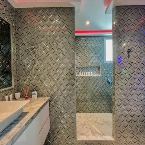 hermoso baño lujoso tecnologico en apartamentos en cartagena